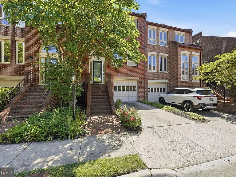 10153 Turnberry Pl — Photo 2