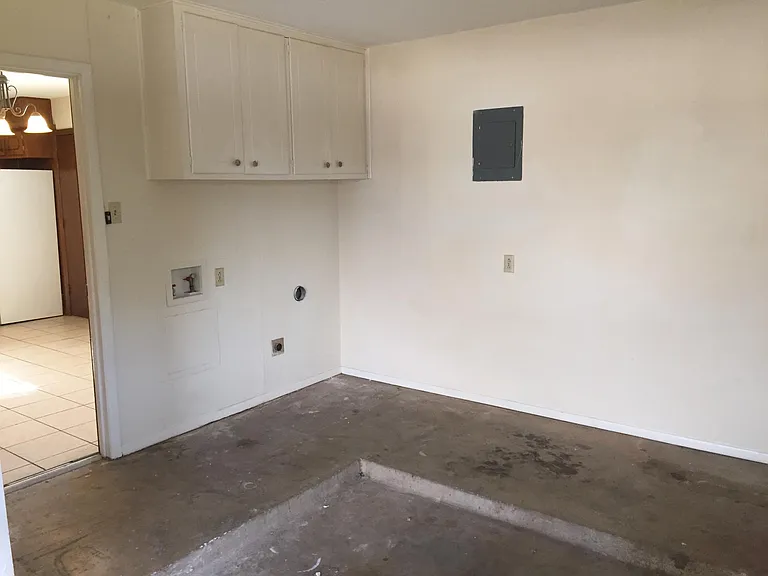 Single car garage with laundry hookups