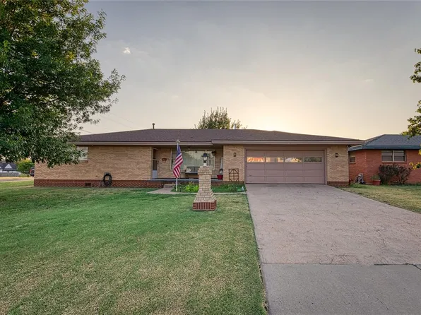 1402 N Glenn English St, Cordell, OK 73632