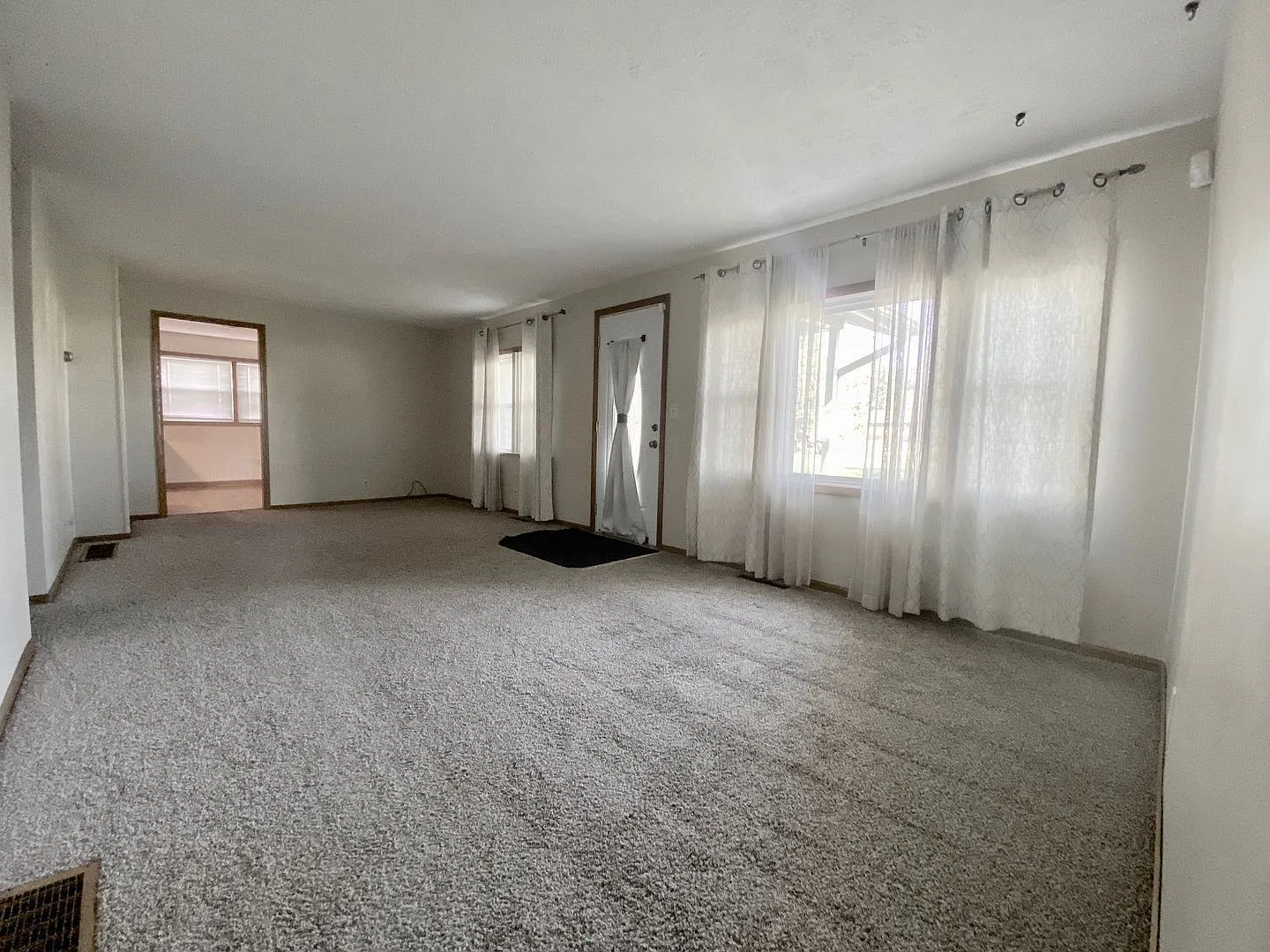 3 bed, 2.0 bath, 1130 sqft, $1,675 — Photo 3