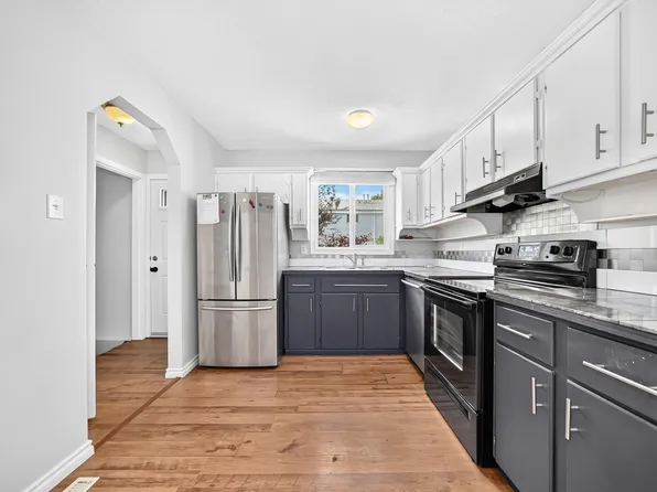 32 McLeod Pl NW, Edmonton, AB T5A 3A8