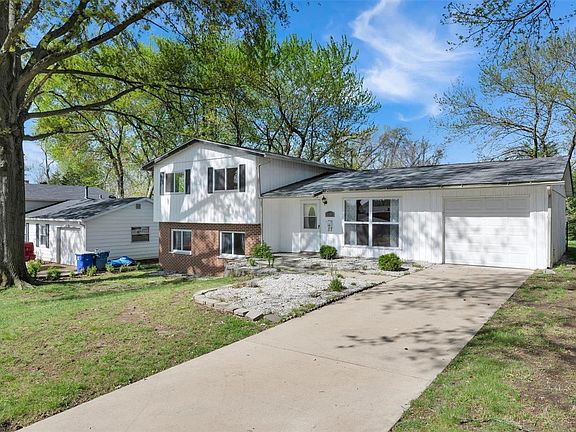 3rd image of 3221 Bristol Hall Dr