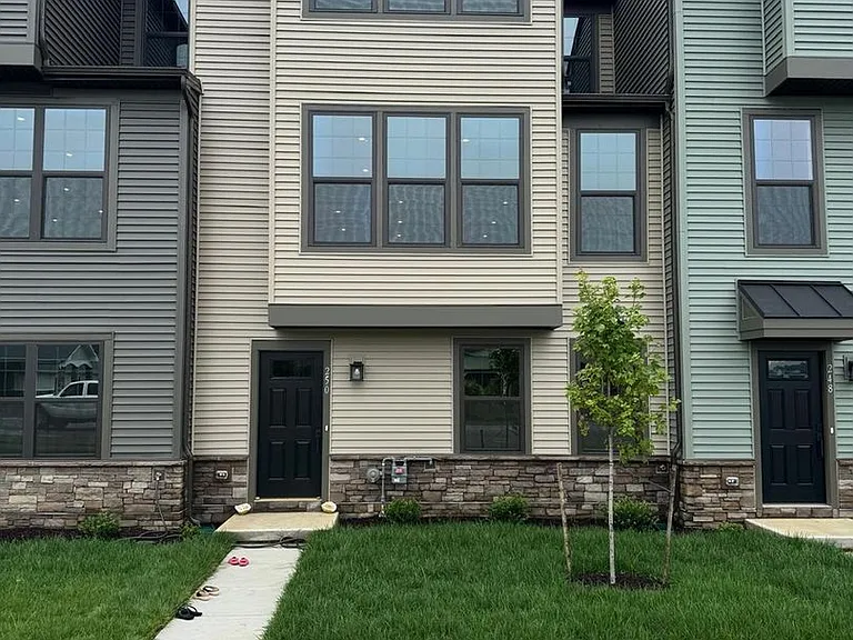 250 E Main St — Photo 24