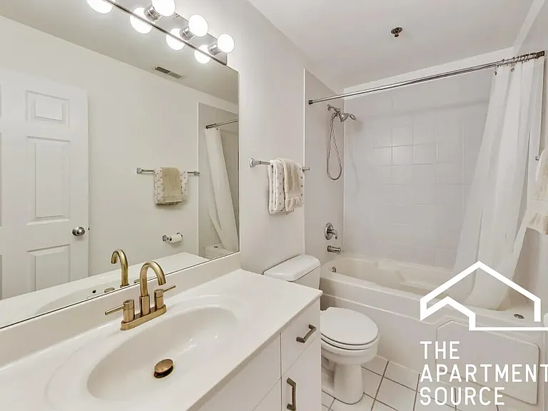 215 N Aberdeen St #201B — Photo 6