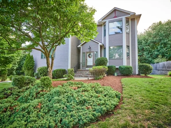 1 Linda Jean Ln, Peabody, MA 01960