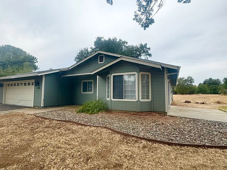 1040 Michael Ln — Photo 3