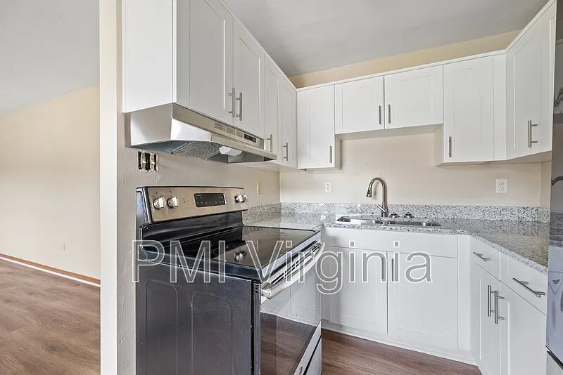 2 bed, 1.0 bath, 800 sqft, $1,150 — Photo 2