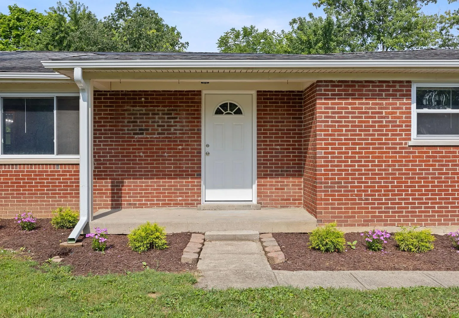 4 bed, 1588 sqft, $2,350 — Photo 2