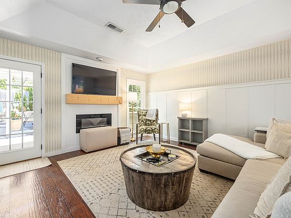 3rd image of 6988 Oakwood Way