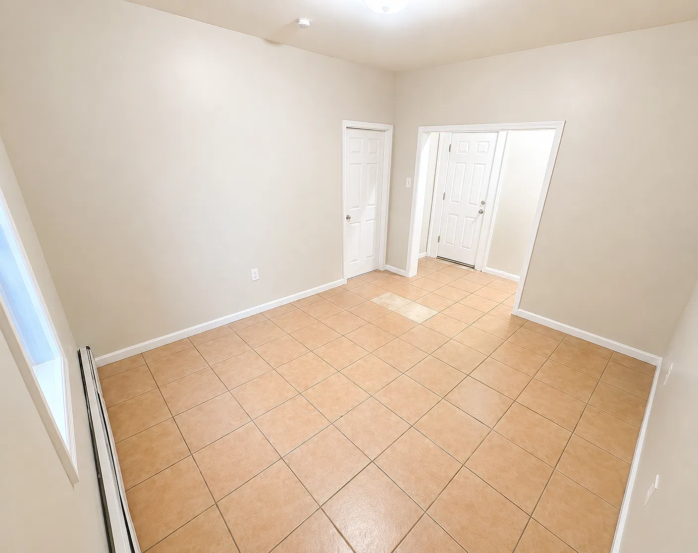 3 bed, 751 sqft, $2,100 — Photo 2
