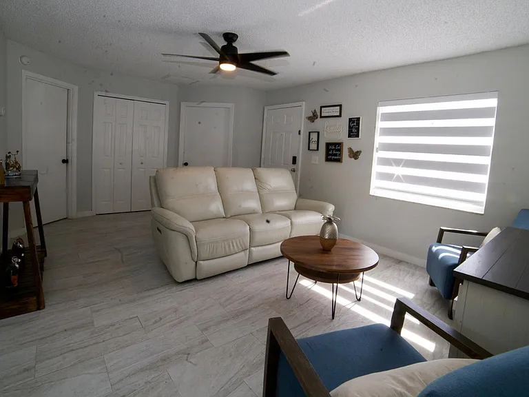112 W Pearl St — Photo 2