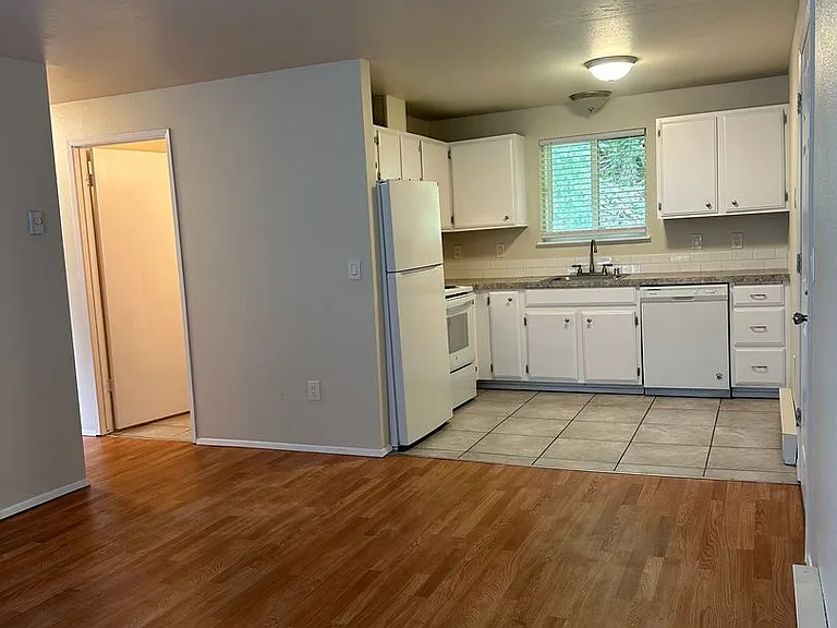 313 W Woodworth St — Photo 3