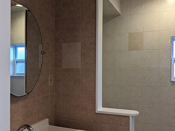 Hall bathroom with tub 5008 School LOL