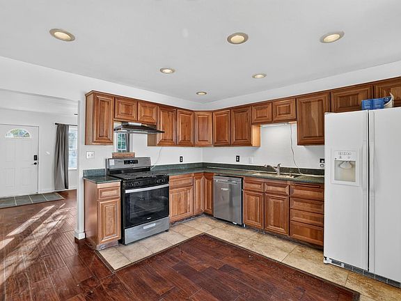 3rd image of 3933 Huron St