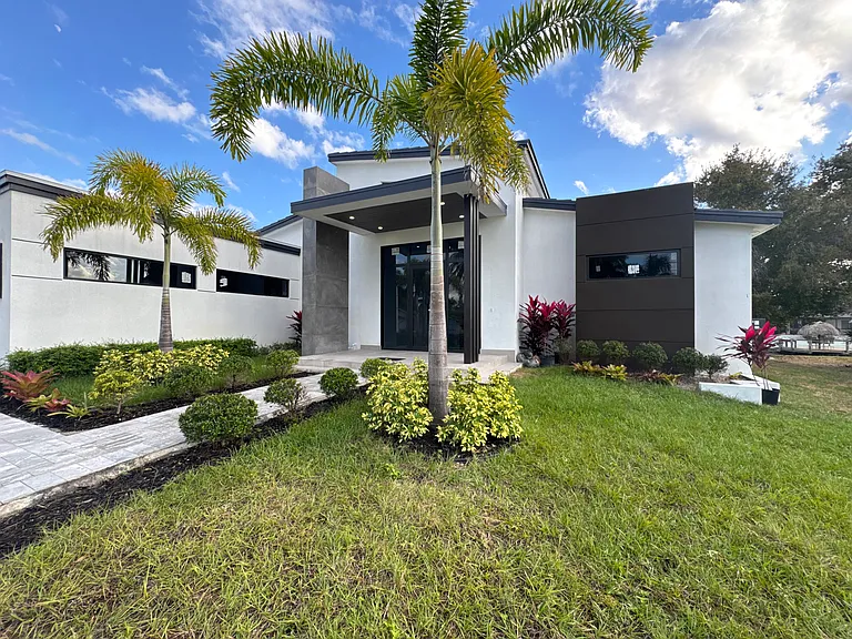 1882 Coral Point Dr — Photo 8