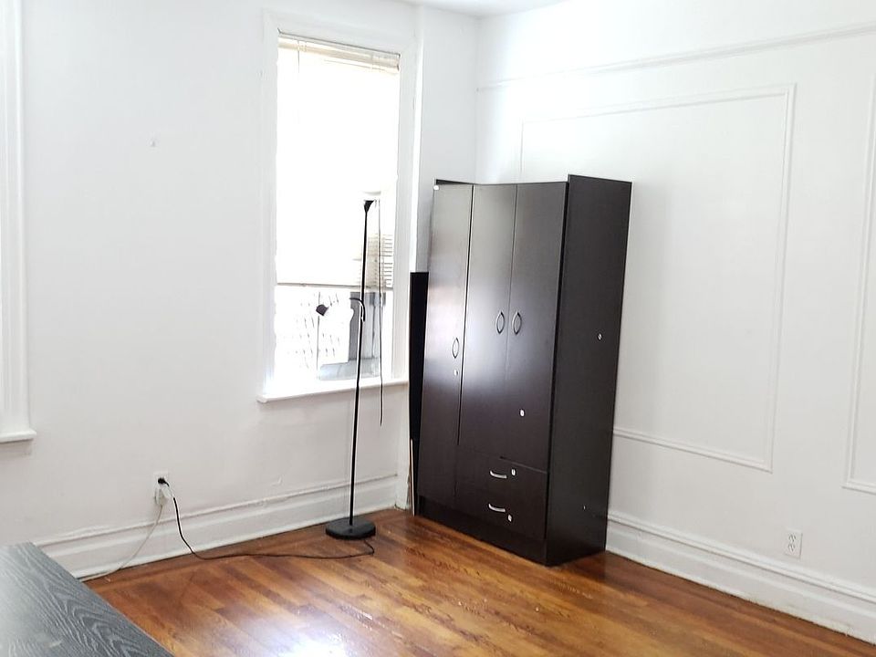 2nd image of 984 E 15th St APT 4E