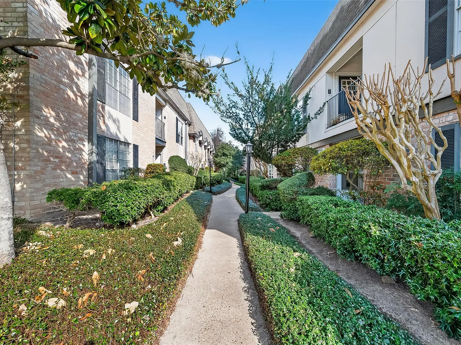 1 bed, 1.0 bath, 726 sqft, $1,300 — Photo 2