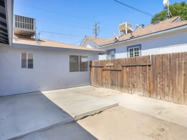 135 S Alfred St — Photo 11
