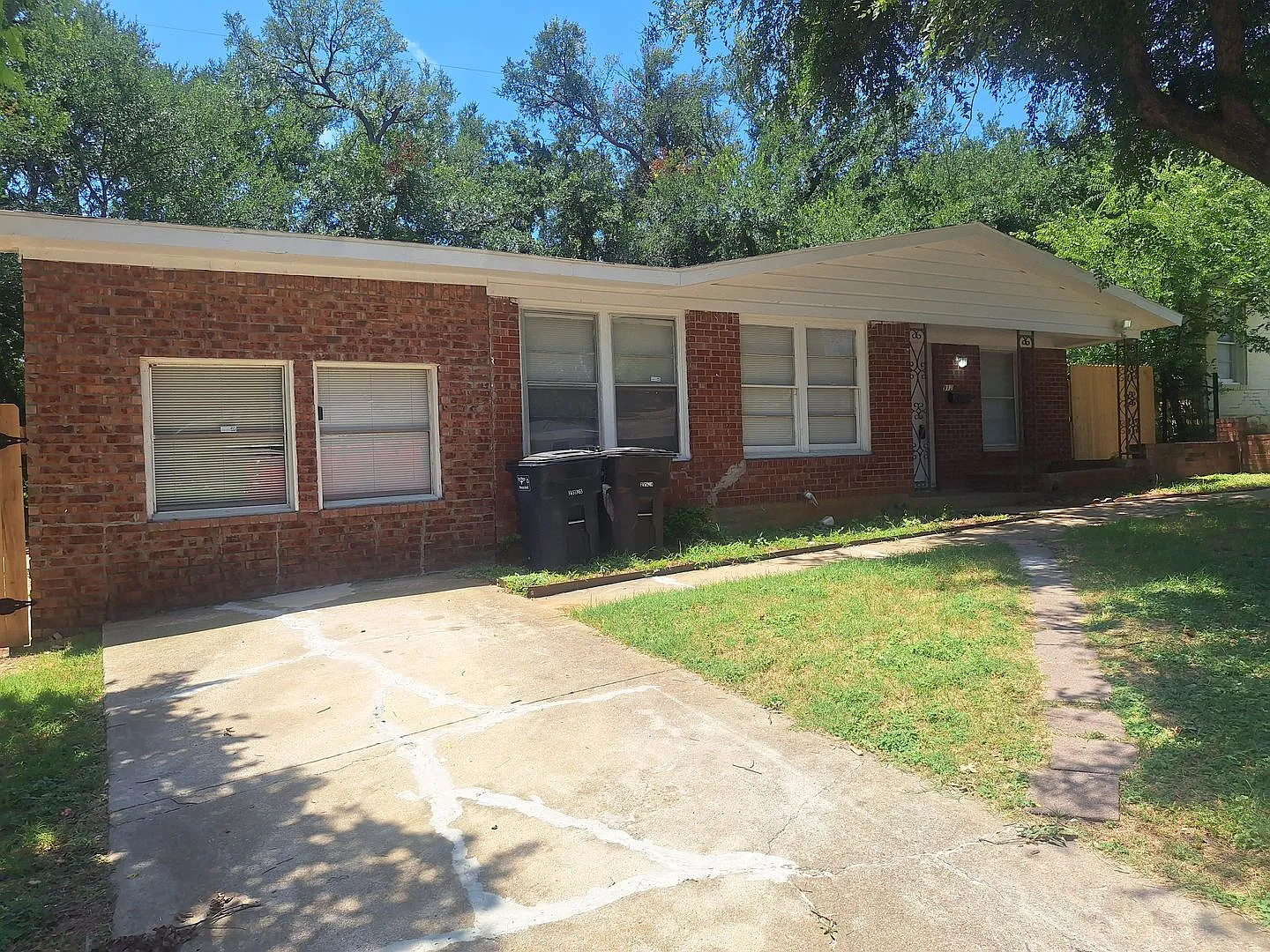 Spacious 4-Bedroom Retreat — Photo 2