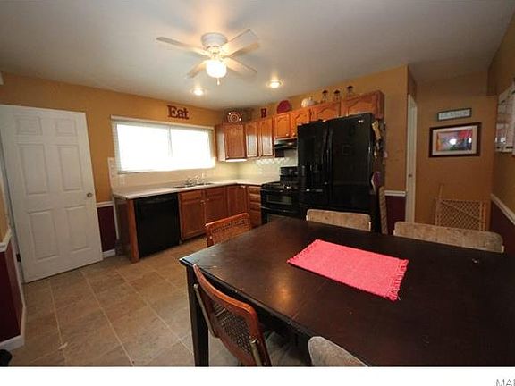 3rd image of 320 Versailles Dr