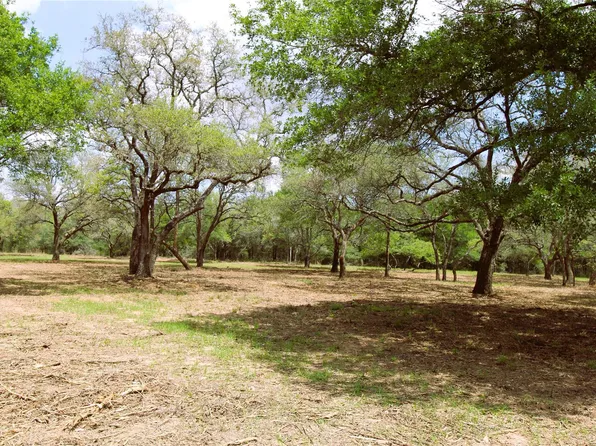 1105 Lakewood Ln, Weimar, TX 78962