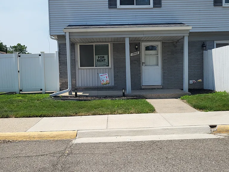 ~Now available for Rent call/text
arrange time for viewing
~2 Floor unit with a new roof