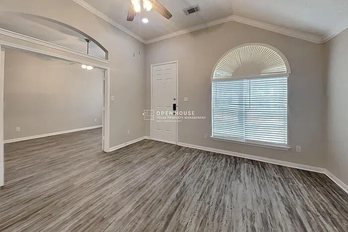 4 bed, 2.0 bath, 2290 sqft, $2,300 — Photo 4