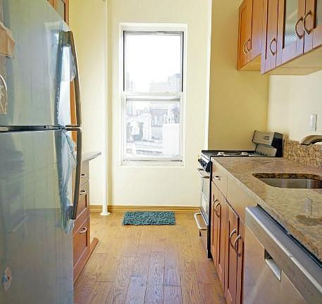 4th image of 210 E 17th St APT 6D