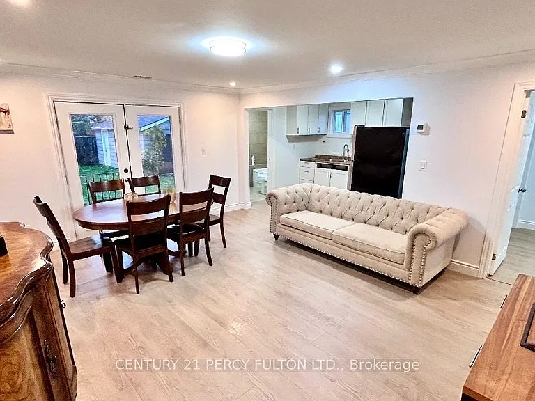 242 Simcoe Ave — Photo 3