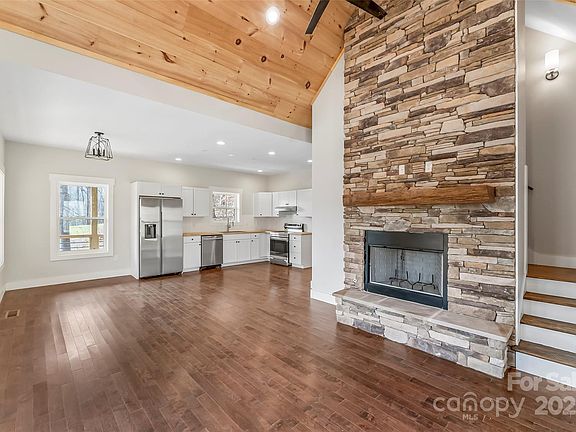 5th image of 457 Blue Ridge Dr