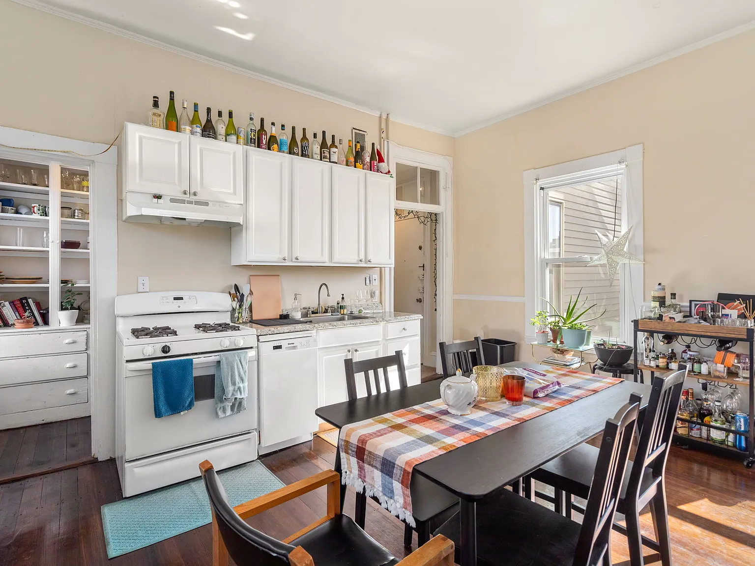 4 bed, 9999 sqft, $5,100 — Photo 2