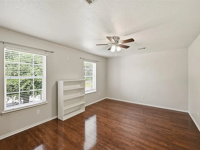 7827 Raven Creek Ln — Photo 10