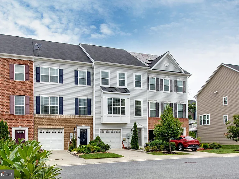 1022 Linden Dr — Photo 3