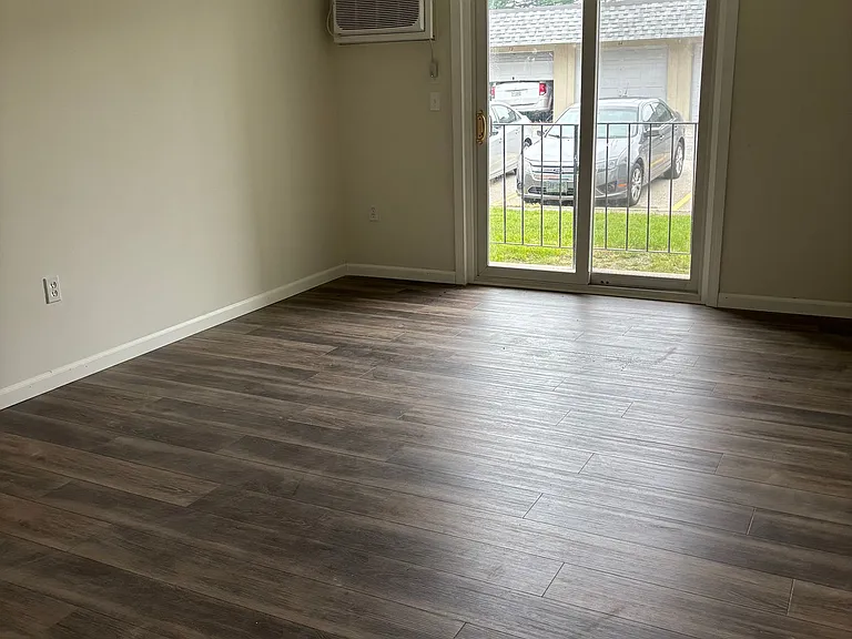 2 Knightsbridge Dr — Photo 1