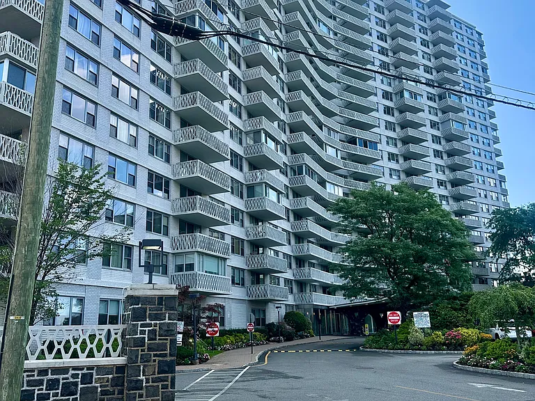 2100 Linwood Ave #3F — Photo 1