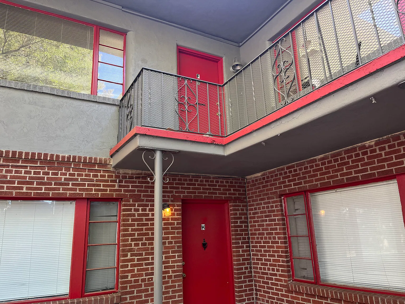 Updated & Modern 1 Bed / 1 Bath Apts 1 Block To UNN - Arcadian Flats — Photo 1