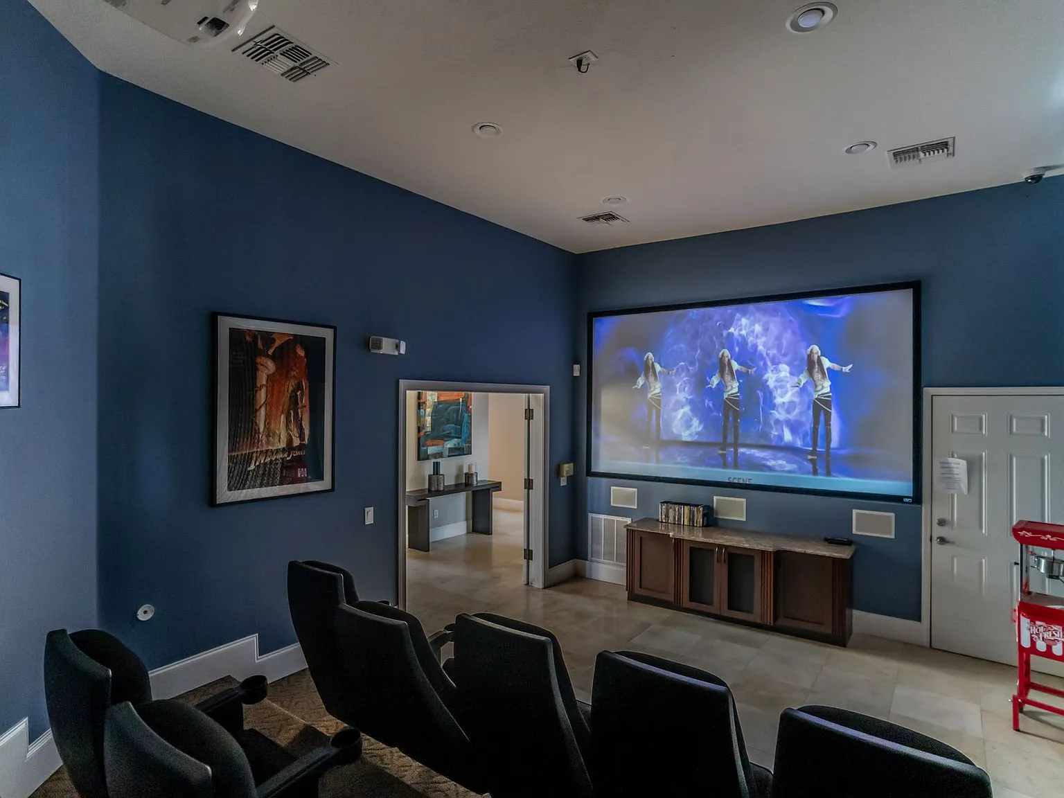 Mission Club Apartments — Photo 4