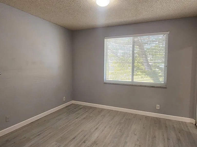 211 Mallory Ct #211 — Photo 24