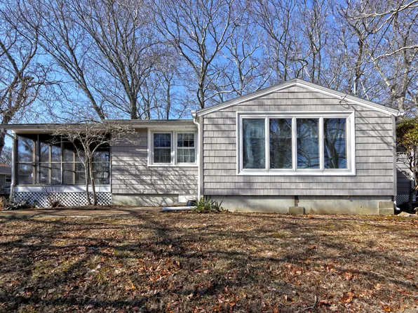 18 Marshfield Road, East Lyme, CT 06357