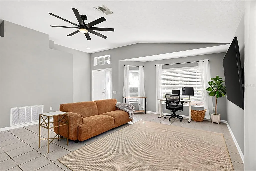 3 bed, 2.0 bath, 1871 sqft, $2,700 — Photo 2