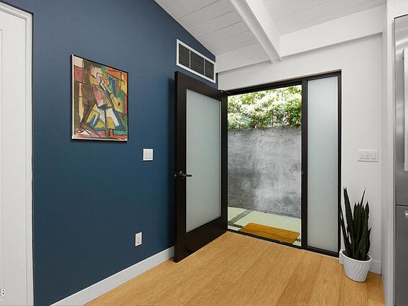 3rd image of 3902 Sunset Dr