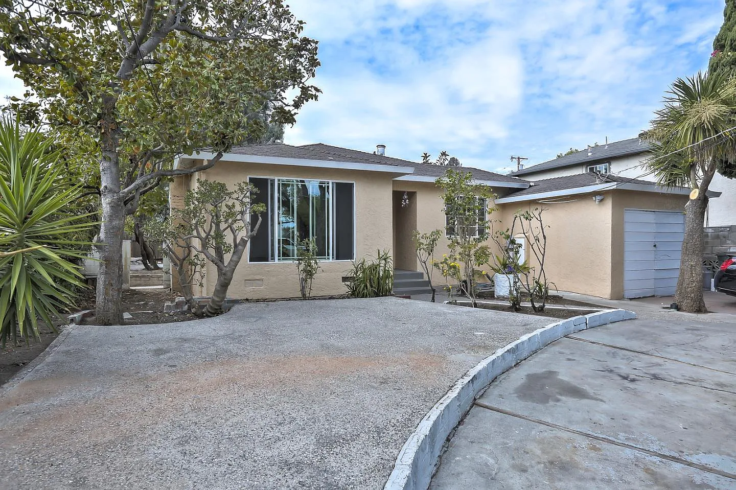 647 Scott Ave photo 1