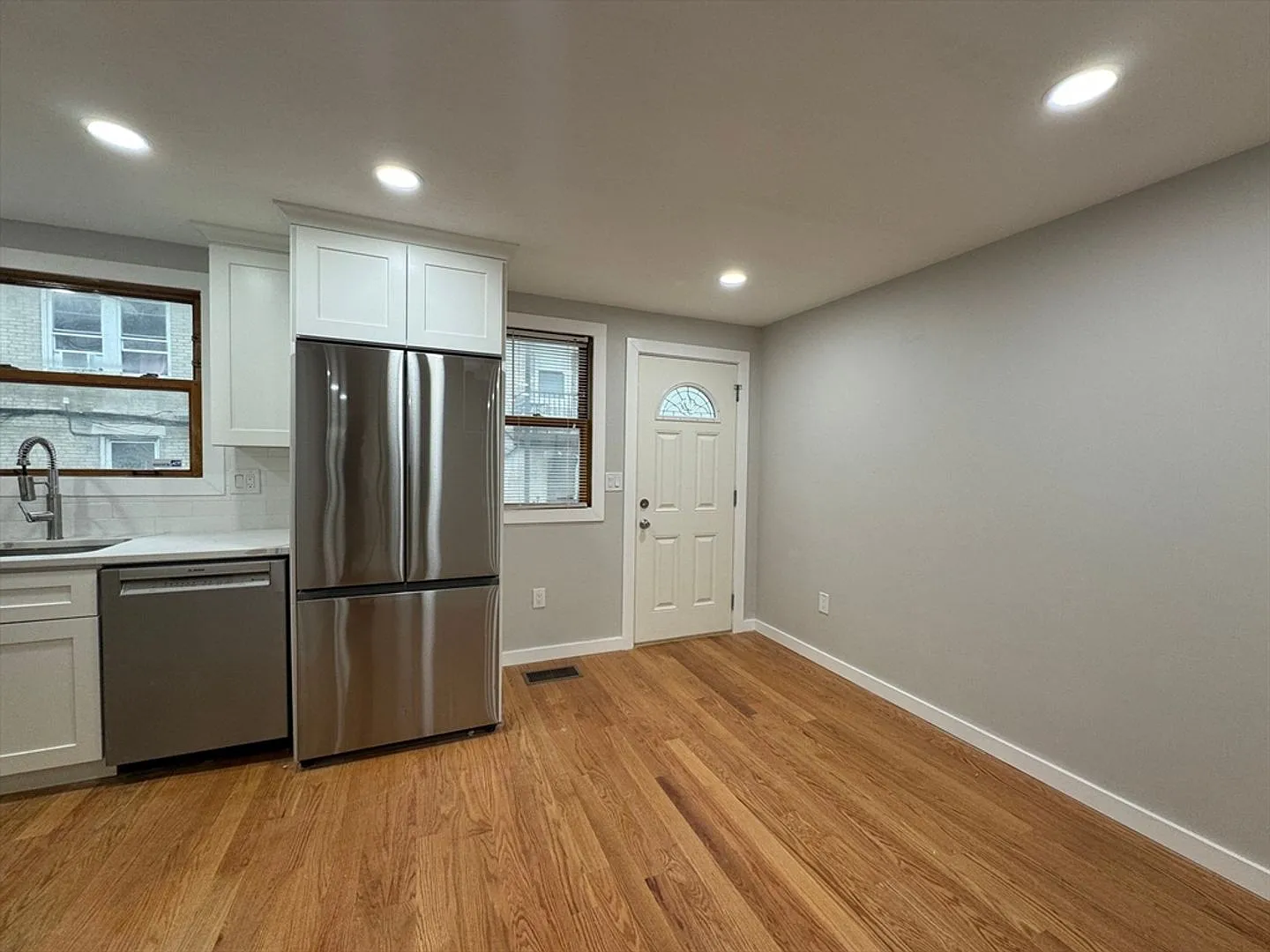 Charming 5 Bedroom-No Broker Fee — Photo 2