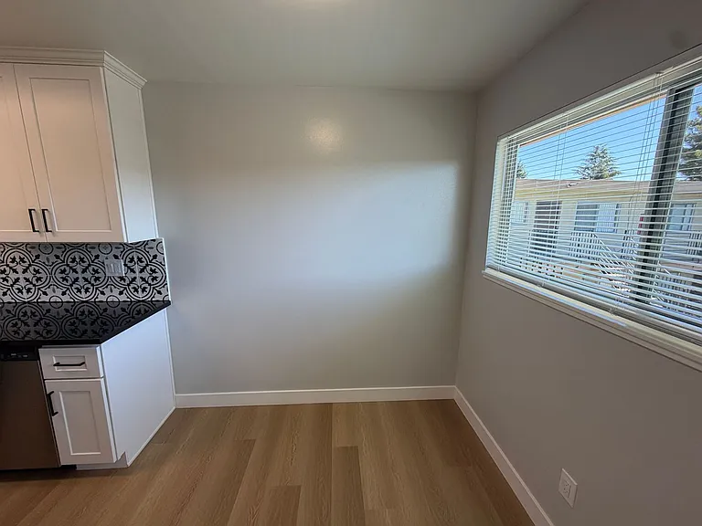 ROYALE APARTMENTS — Photo 20