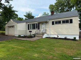 25 Lakeview Dr, Emerson, NJ 07630