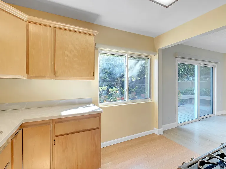 2307 Silver Ridge Ave — Photo 7