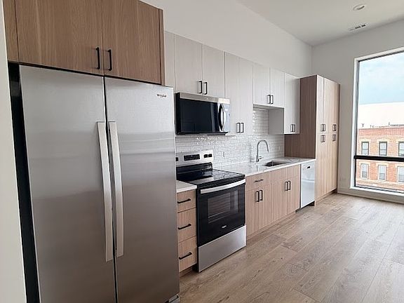 3rd image of 1320 S Ashland Ave #401
