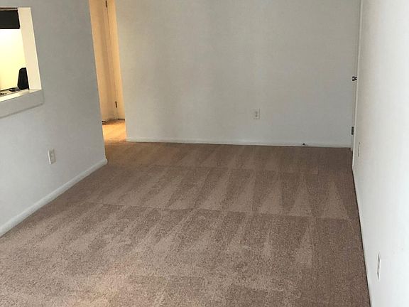 3rd image of 979 Thousand Oaks Dr