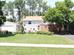 908 NW 7th St, Madison, SD 57042