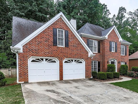 2nd image of 708 Walt Ln NE